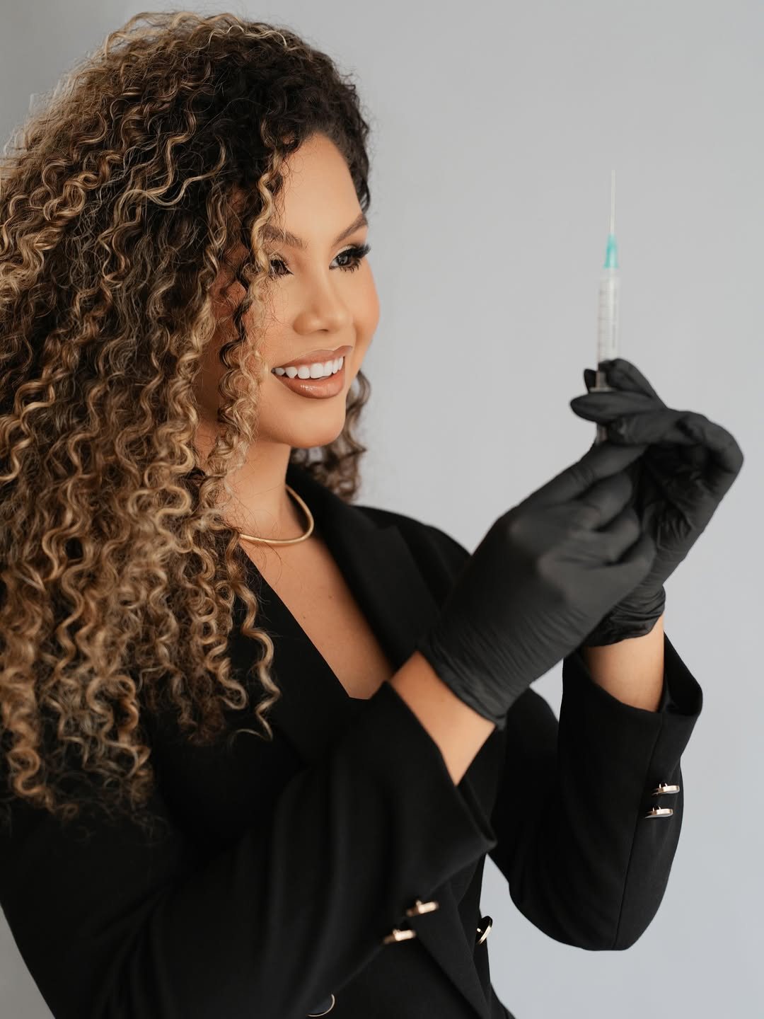 Dra. Luana Thalita preparando aplicação de toxina botulínica